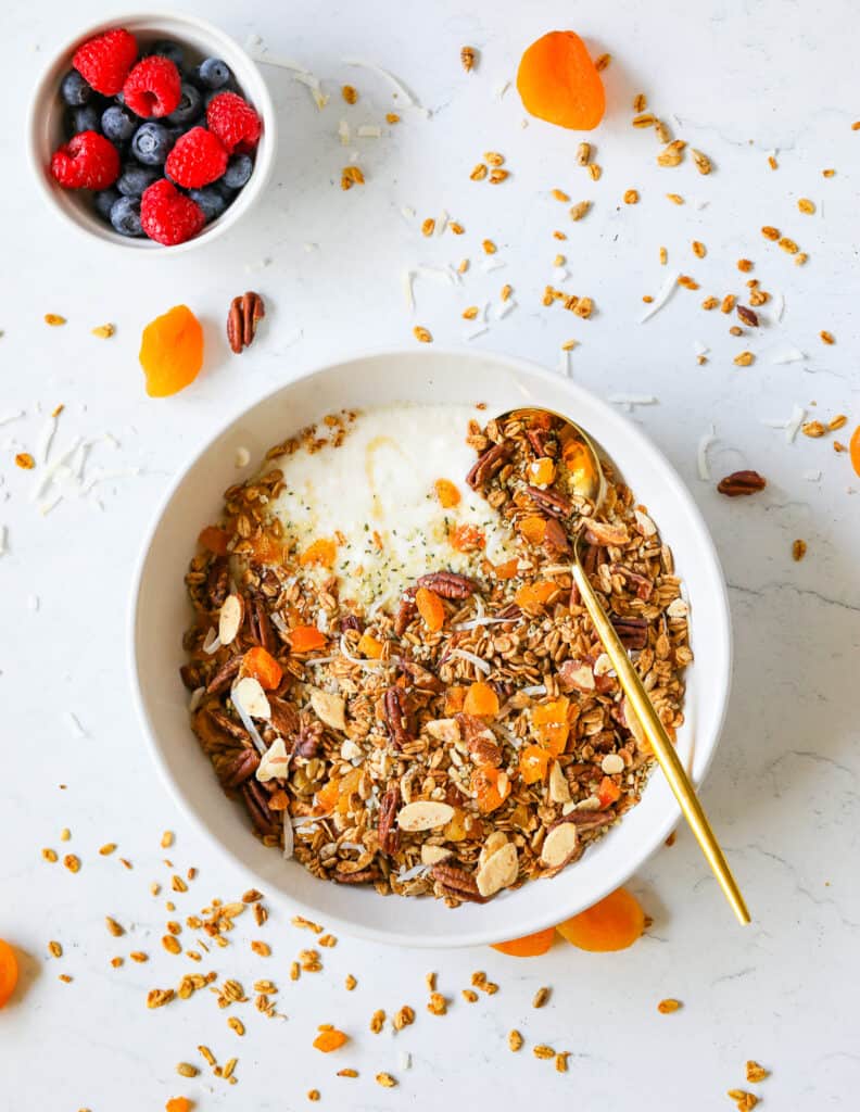 Bowl de yogurt de coco con granola, Realfooding