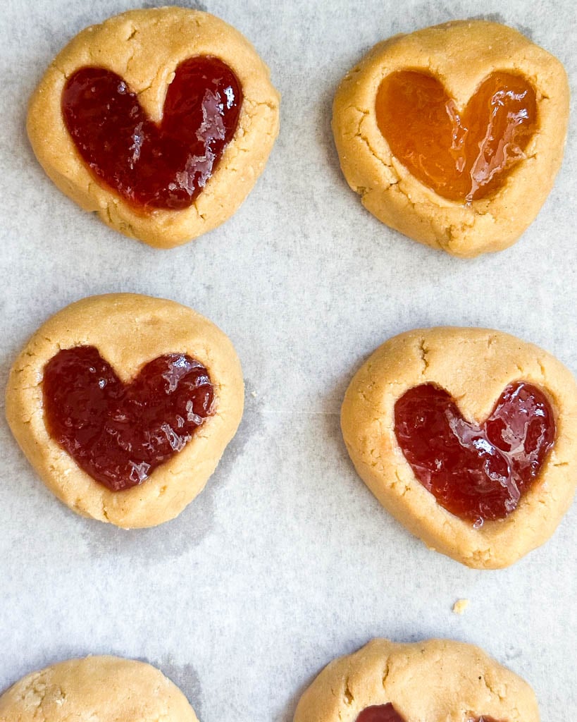 strawberry and apricot thumbprint cookies before baking